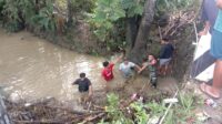 Babinsa Koramil 06/Panca Rijang bersama warga bahu membahu bersihkan Ranting cegah air meluap kejalan.