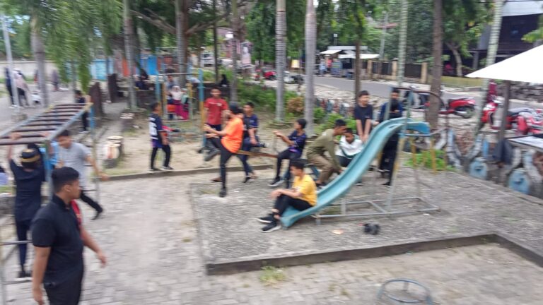 Siswa SMP Muhammadiyah Boarding School Rappang dan BPBD Sidrap Gelar Bakti Sosial di Monumen Andi Cammi