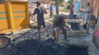 Cegah DBD, Babinsa Koramil 1420-06/Panca Rijang  bersama warga gali saluran air yang tertimbun