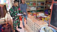 Sertu Anwar Babinsa Kel Pajalele Koramil 02/Tellu Limpoe Kodim 1420/Sidrap Terjun Langsung Ke Pasar Tradisional, Cek Harga Sembako