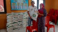 Bantuan Pangan dari Pemerintah: Lurah Arawa Pastikan Distribusi Beras Tepat Sasaran