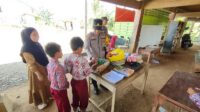 Dekatkan Polisi dengan Anak, Kapolsek Pitu Riase Kunjungi Sekolah Terpencil