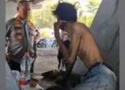 Kombes Pol. Dr. Mokhamad Ngajib, S.I.K  M.H mengunjugi pria tua yang sakit dibawah Jembatan Fly Over