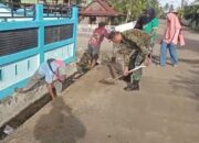 Menjaga Lingkungan Sekolah Dari Penyebaran Penyakit, Babinsa Koramil 1420-01/Panca Lautang Bersama Siswa Bersihkan Saluran Air