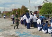 Babinsa Koramil 1420-02/Tellu Limpoe Kerja Bakti Bersama Siswa Mts, Ajarkan Pentingnya Menjaga Kebersihan Lingkungan