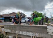 Mudahkan Akses, Koramil 1420-07/Baranti bersama warga bangun jembatan secara swadaya