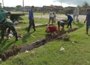 Anggota Koramil 02/ Tellu Limpoe ajak warga bersihkan Fasilitas olahraga