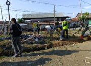 Jaga keindahan area Publik, Koramil 1420-02/Tellu Limpoe bersih bersih di Pasar Amparita