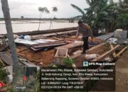 Polsek Dua Pitue Bersama Warga Bersatu Pulihkan Dampak Bencana Angin Kencang