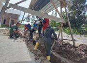 Normalisasi Saluran drainase oleh Babinsa 06/Panca Rijang bersama warga di Kelurahan Macorawali