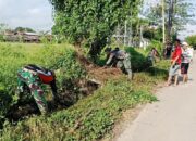 Wujudkan lingkungan bersih dan sehat, Babinsa Koramil 03/Maritengngae bersama warga adakan bersih bersih