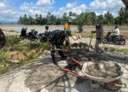 Babinsa Danramil 1420-05/Dua Pitue Bersama Kelompok Tani Perbaiki Saluran Irigasi di Desa Salobukkang
