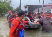 Gerak Cepat Pammat Subdit Gasum Polda Sulsel Evakuasi Korban Banjir di Makassar