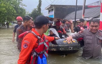 Gerak Cepat Pammat Subdit Gasum Polda Sulsel Evakuasi Korban Banjir di Makassar