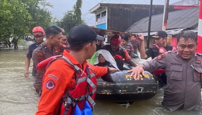 Gerak Cepat Pammat Subdit Gasum Polda Sulsel Evakuasi Korban Banjir di Makassar