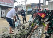 Ws.Danramil 05/Dua Pitue Pimpin warga bersihkan pasar Tanru Tedong
