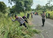 Jumat Bersih: Kapolsek Pitu Riase dan Forkopimcam Bersinergi Bersihkan Bahu Jalan