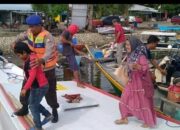 Satpolairud Polres Pelabuhan Makassar Memberikan Pelayanan dan Perlindungan Terhadap Lansia dan Anak – Anak