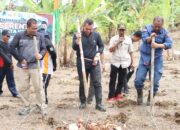 Peduli Sesama, Kapolres Sidrap Bersama Forkopimda Berikan Bantuan Beras dan Kitab Suci Al’quran di Desa Buntu Buangin