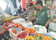 Hujan Deras Tak Halangi Babinsa Cek Harga Sembako di Pasar Pangkajene