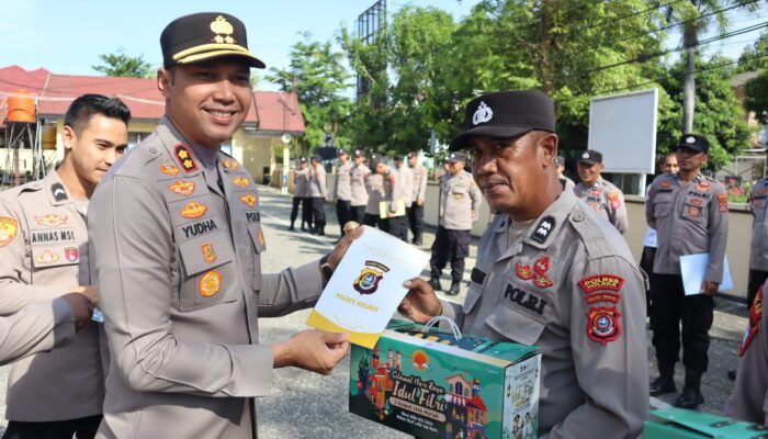 Kapolres Kolaka Bagi-Bagi THR kepada Seluruh Personil
