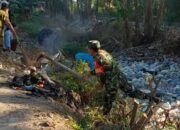 Personel Koramil 1420-03/Maritengngae Bersama Warga Bersihkan Saluran Air