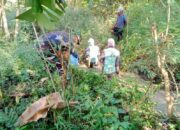 BABINSA DAN ANGGOTA KELOMPOK TANI SERBU SALURAN IRIGASI, PASTIKAN ALIRAN AIR KE SAWAH MENJADI LANCAR