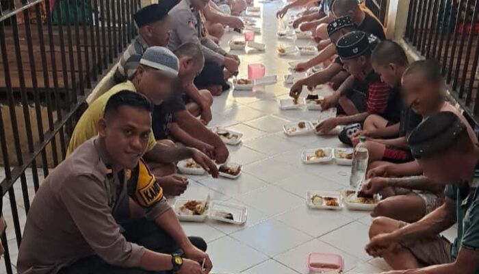 Wujud Kebersamaan, Polisi Makan Siang Bersama Para Tahanan