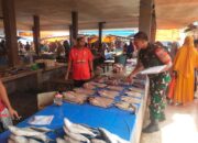 Babinsa Koramil 07/Baranti Cek Harga Sembako di Pasar Guna Jaga Kestabilan Harga