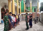 Babinsa Ulu Ale dan Santri Unwarul Qur’an Kompak Bersihkan Saluran Air Masjid