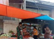 Babinsa Tellu Limpoe Sisir Pasar Amparita, Pastikan Harga Sembako Stabil dan Aman untuk Warga