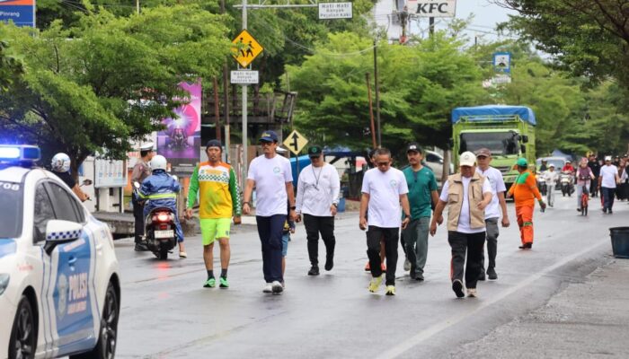 Memperingati Hari Lingkungan Hidup Sekda Kabupaten Pinrang A. Calo Kerrang Secara Resmi Melepas Gerak Jalan Santai