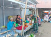 Blusukan Humanis Babinsa: Serka Anwar Pantau Harga Sembako Sambil Ngobrol Santai di Pasar Amparita
