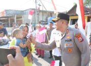 Semarak Kemerdekaan, Kapolres Sidrap Bagikan Ratusan Bendera ke Pengguna Jalan
