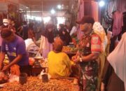 Pantau Stabilitas Harga, Babinsa Rappang Tinjau Langsung Pasar Sentral Sidrap