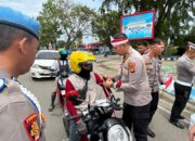 Polres Kolaka Bagikan Bendera Merah Putih, Dipimpin Langsung oleh Kapolres AKBP Yudha Widyatama Nugraha