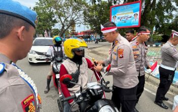 Polres Kolaka Bagikan Bendera Merah Putih, Dipimpin Langsung oleh Kapolres AKBP Yudha Widyatama Nugraha