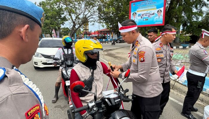 Polres Kolaka Bagikan Bendera Merah Putih, Dipimpin Langsung oleh Kapolres AKBP Yudha Widyatama Nugraha