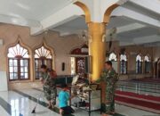 Babinsa Koramil 04/Watang Pulu dan Santri PTQ Darul Islam Gelar Jumat Bersih di Masjid Babul Jamah