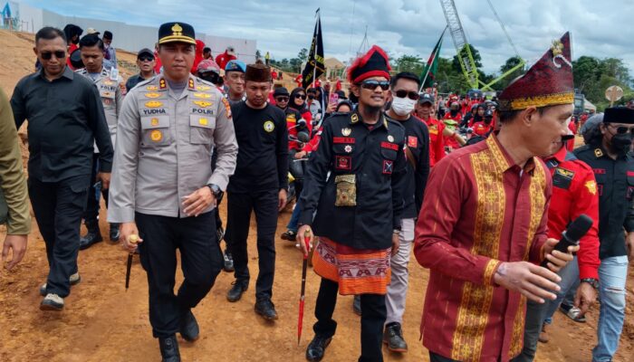Polres Kolaka Melaksanakan Pengamanan Aksi Unjuk Rasa dengan Humanis