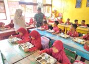 Babinsa Kodim 1420/Sidrap Kawal Distribusi Makan Bergizi Gratis untuk 37.939 Penerima Manfaat