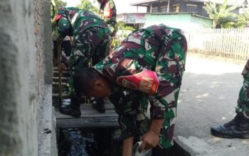 TNI dan Warga Aka Akae Sidrap Bersinergi, Bersihkan Saluran Air untuk Cegah Banjir
