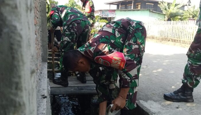 TNI dan Warga Aka Akae Sidrap Bersinergi, Bersihkan Saluran Air untuk Cegah Banjir