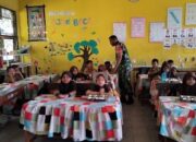 Babinsa Kodim 1420/Sidrap Dampingi Pemberian Makanan Bergizi Gratis dari Pemerintah Pusat