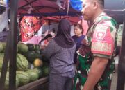 Babinsa Ramil 1420-04/Watang Pulu Pantau Ketersediaan Bahan Pokok di Pasar Lawawoi