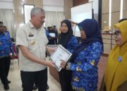 Penguatan Mutu Pendidikan Pinrang: Bupati Irwan Serahkan Penghargaan untuk Operator Dapodik Terbaik