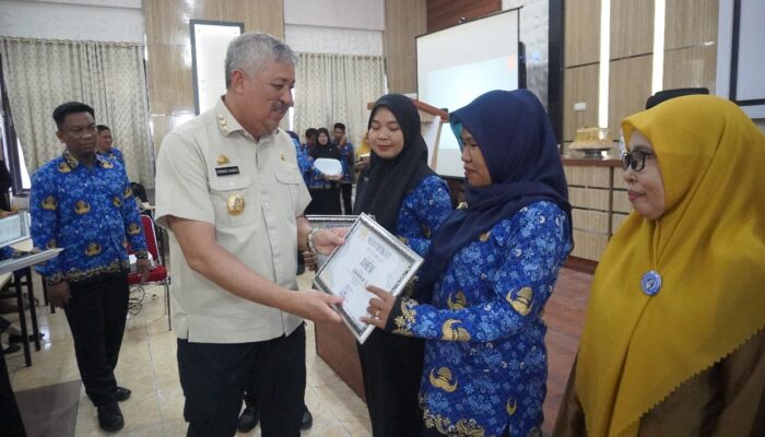 Penguatan Mutu Pendidikan Pinrang: Bupati Irwan Serahkan Penghargaan untuk Operator Dapodik Terbaik