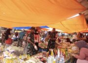 Babinsa Koramil 1420-07/Baranti Turun ke Pasar, Cek Harga dan Ketersediaan Bahan Pokok Dukung Ketahanan Pangan Nasional