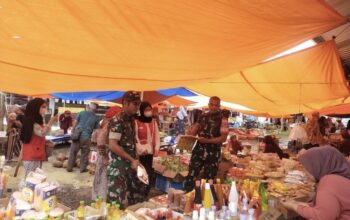 Babinsa Koramil 1420-07/Baranti Turun ke Pasar, Cek Harga dan Ketersediaan Bahan Pokok Dukung Ketahanan Pangan Nasional