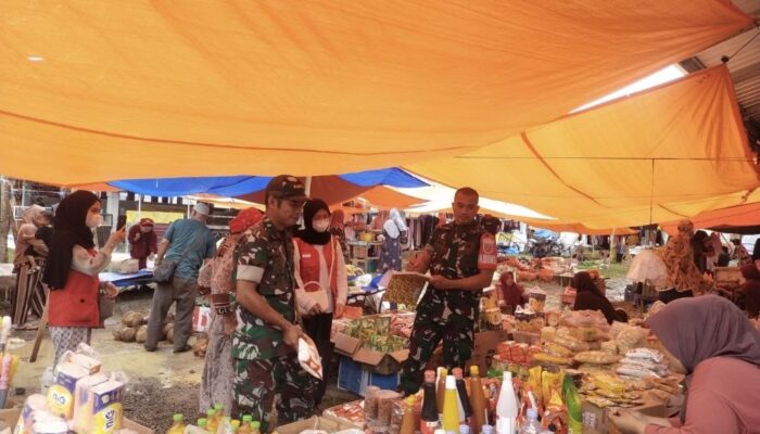 Babinsa Koramil 1420-07/Baranti Turun ke Pasar, Cek Harga dan Ketersediaan Bahan Pokok Dukung Ketahanan Pangan Nasional